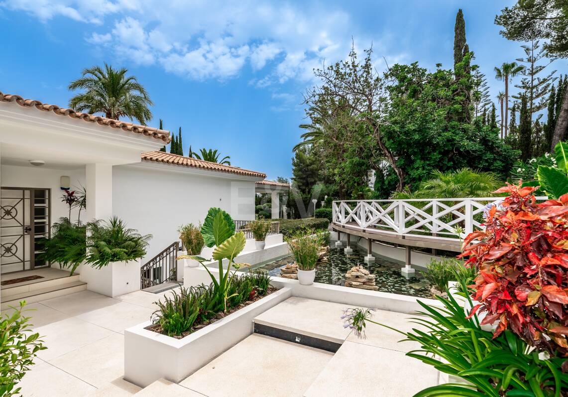 Exclusiva villa en Lomas de Marbella Club, de 8 dormitorios con vistas a la montaña
