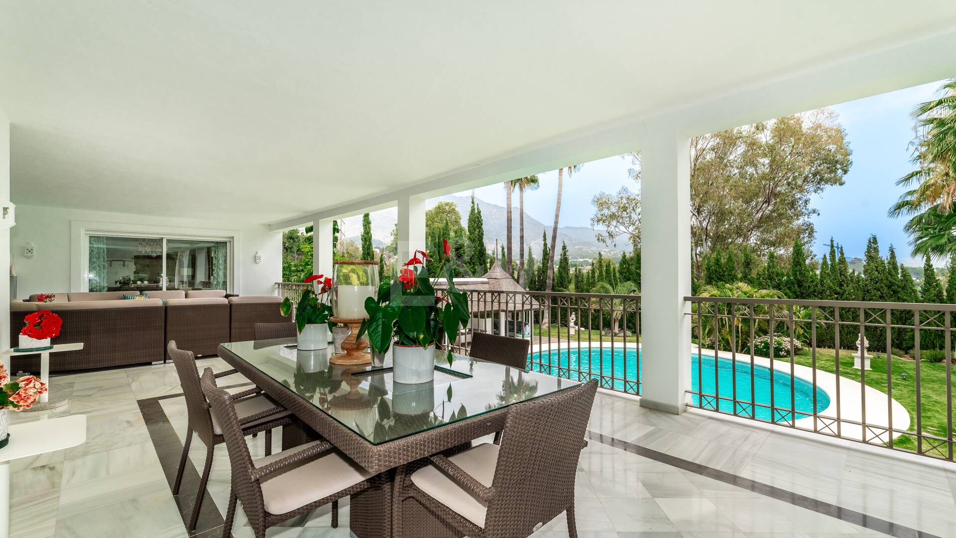 Ekskluzywny 8- Sypialnia Villa w Las Lomas de Marbella Club z Majestic Mountain Views