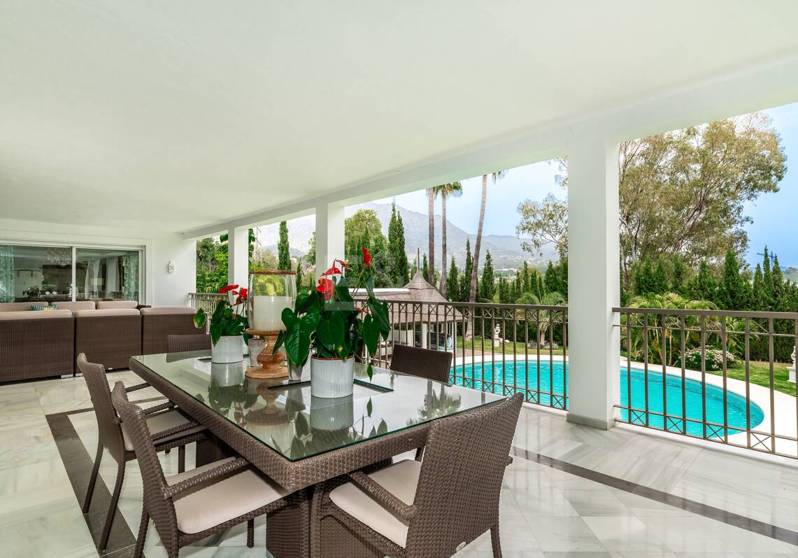 Exclusiva villa en Lomas de Marbella Club, de 8 dormitorios con vistas a la montaña