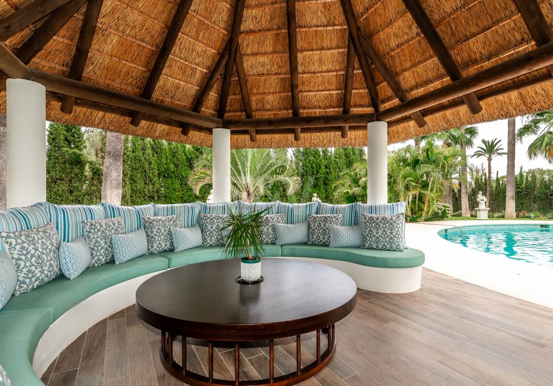 Exclusiva villa en Lomas de Marbella Club, de 8 dormitorios con vistas a la montaña