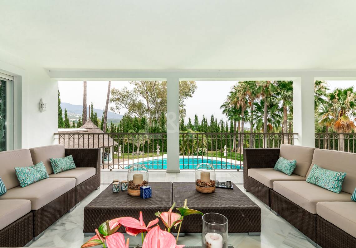 Exclusiva villa en Lomas de Marbella Club, de 8 dormitorios con vistas a la montaña