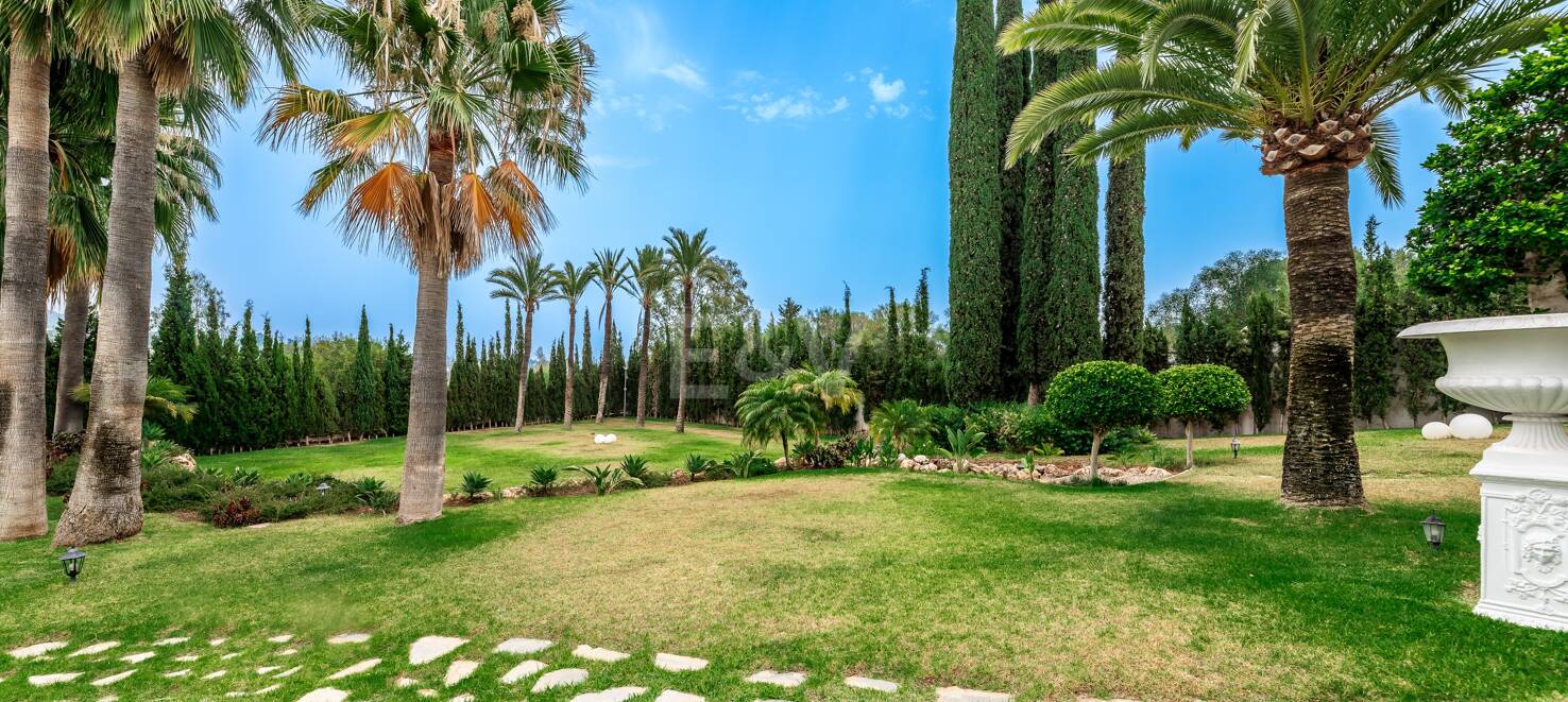 Exclusive 8-Bedroom Villa in Las Lomas de Marbella Club with Majestic Mountain Views
