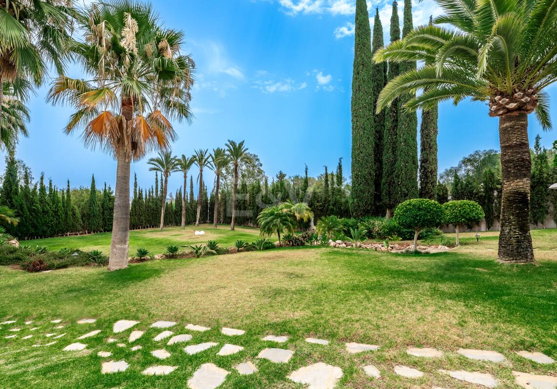 Exclusiva villa en Lomas de Marbella Club, de 8 dormitorios con vistas a la montaña