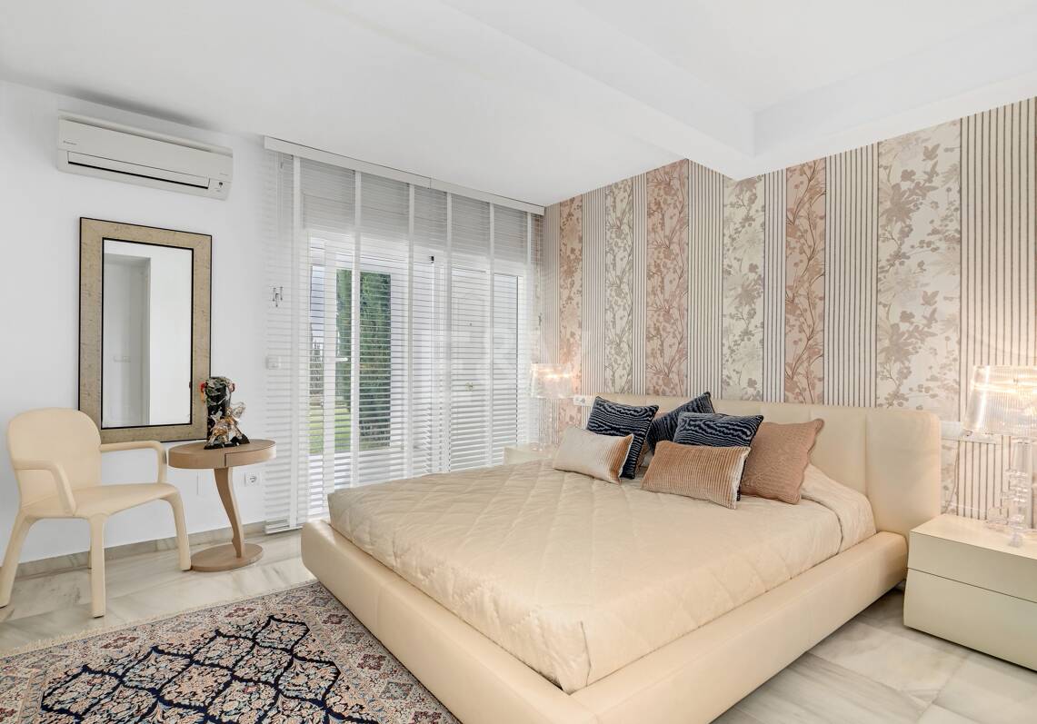 Exclusiva villa en Lomas de Marbella Club, de 8 dormitorios con vistas a la montaña