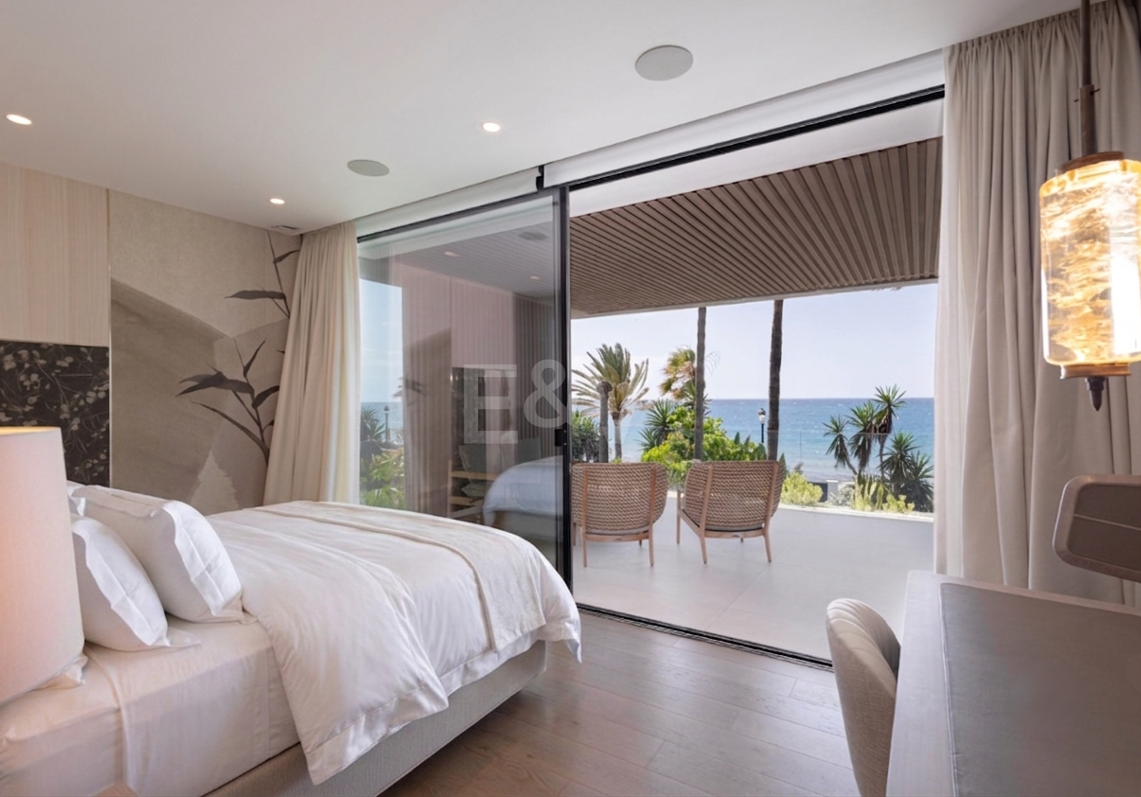 Impresionante villa de lujo en primera línea de playa en San Pedro de Alcántara