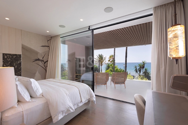 Impresionante villa de lujo en primera línea de playa en San Pedro de Alcántara