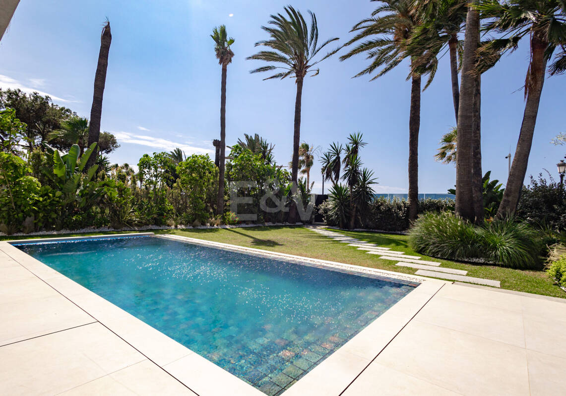 Impresionante villa de lujo en primera línea de playa en San Pedro de Alcántara