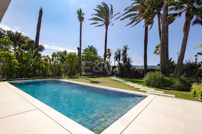 Impresionante villa de lujo en primera línea de playa en San Pedro de Alcántara