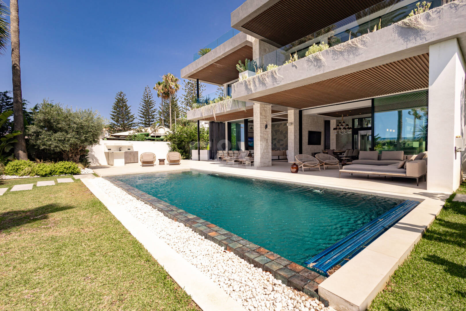 Impresionante villa de lujo en primera línea de playa en San Pedro de Alcántara