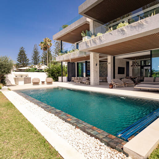 Impresionante villa de lujo en primera línea de playa en San Pedro de Alcántara