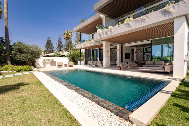 Impresionante villa de lujo en primera línea de playa en San Pedro de Alcántara