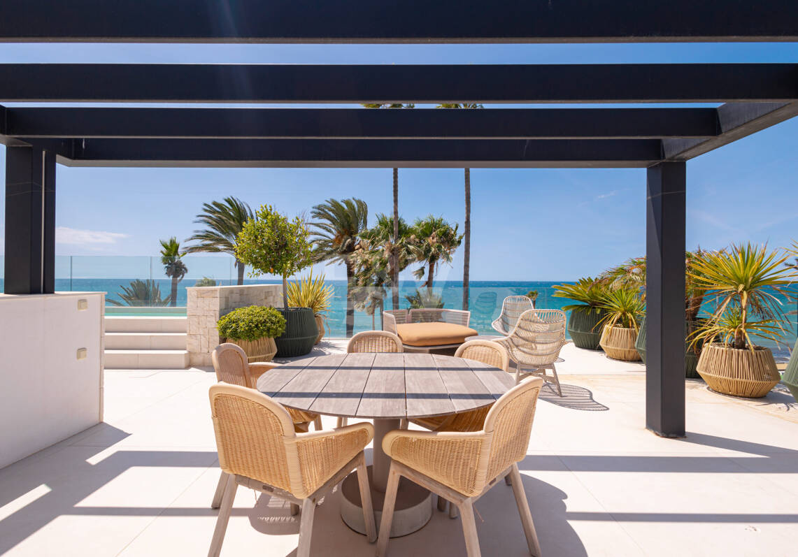 Impresionante villa de lujo en primera línea de playa en San Pedro de Alcántara