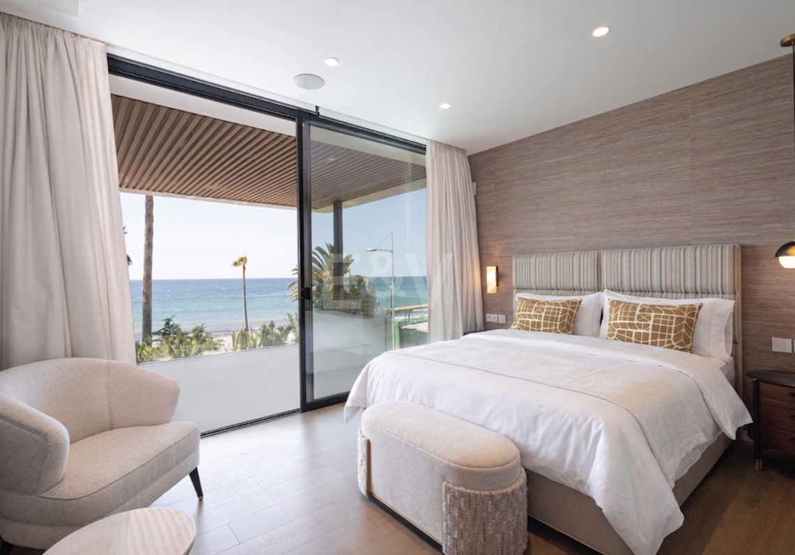 Impresionante villa de lujo en primera línea de playa en San Pedro de Alcántara