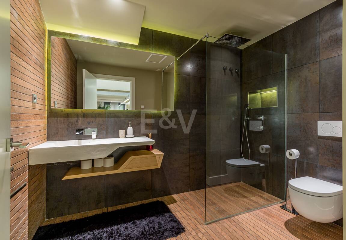 Lyxduplex i ett utmärkt läge i Puerto Banus med direkt tillgång till stranden