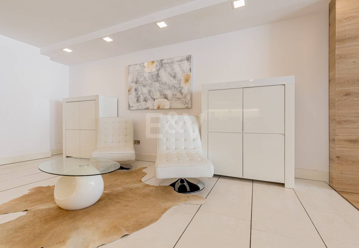 Lyxduplex i ett utmärkt läge i Puerto Banus med direkt tillgång till stranden