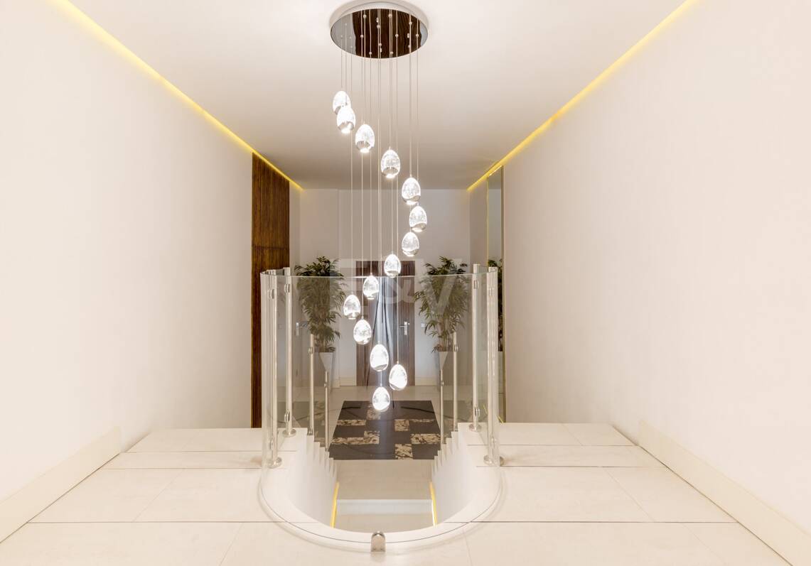 Luxury duplex in a prime location of Puerto Banus with direct access to the beach