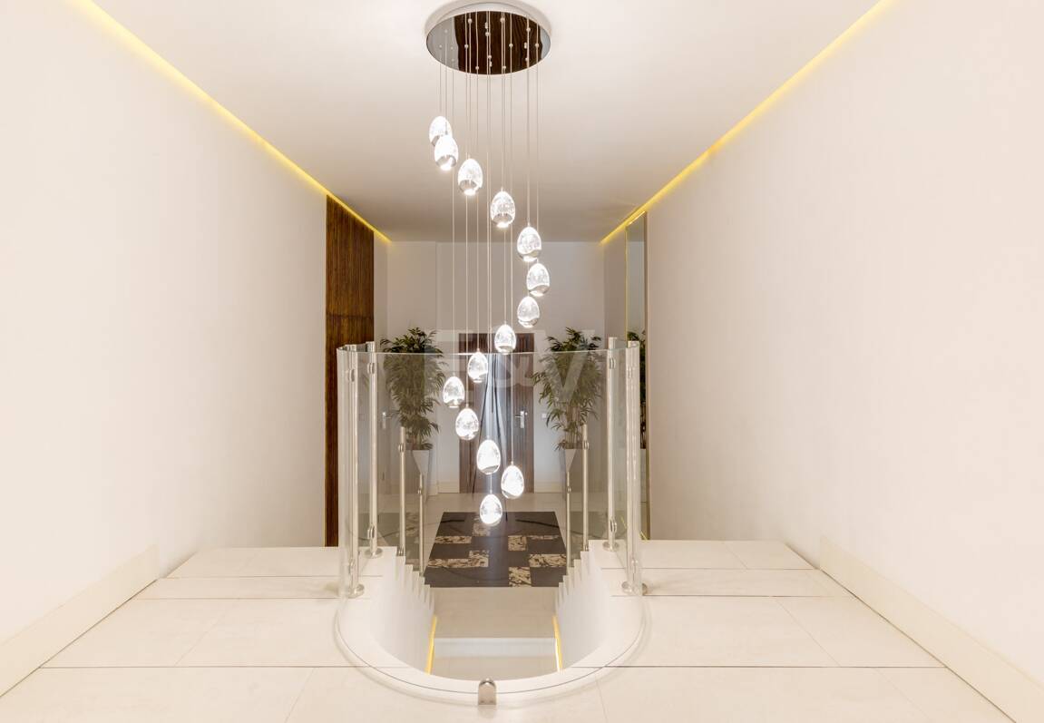 Lyxduplex i ett utmärkt läge i Puerto Banus med direkt tillgång till stranden