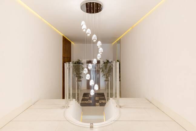 Lyxduplex i ett utmärkt läge i Puerto Banus med direkt tillgång till stranden