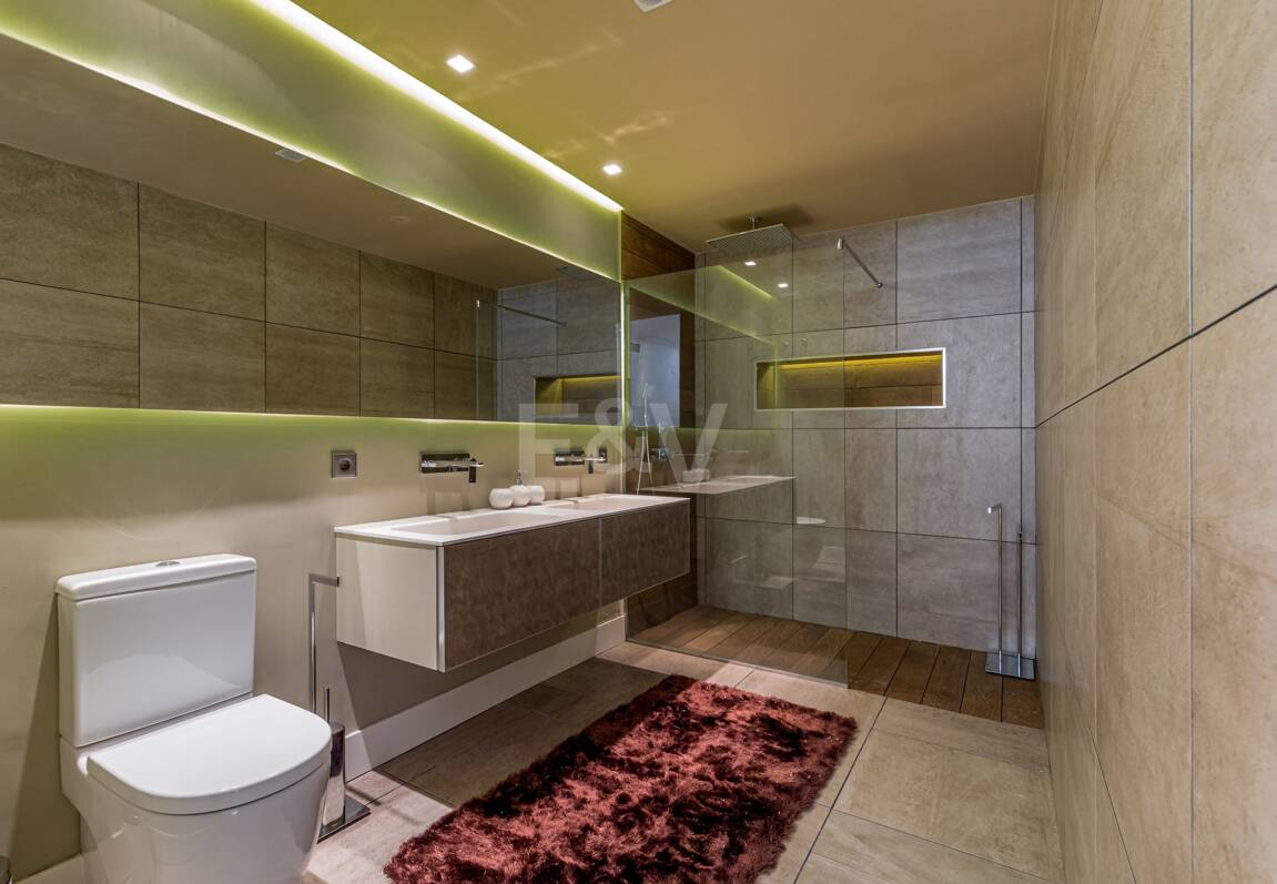 Lyxduplex i ett utmärkt läge i Puerto Banus med direkt tillgång till stranden