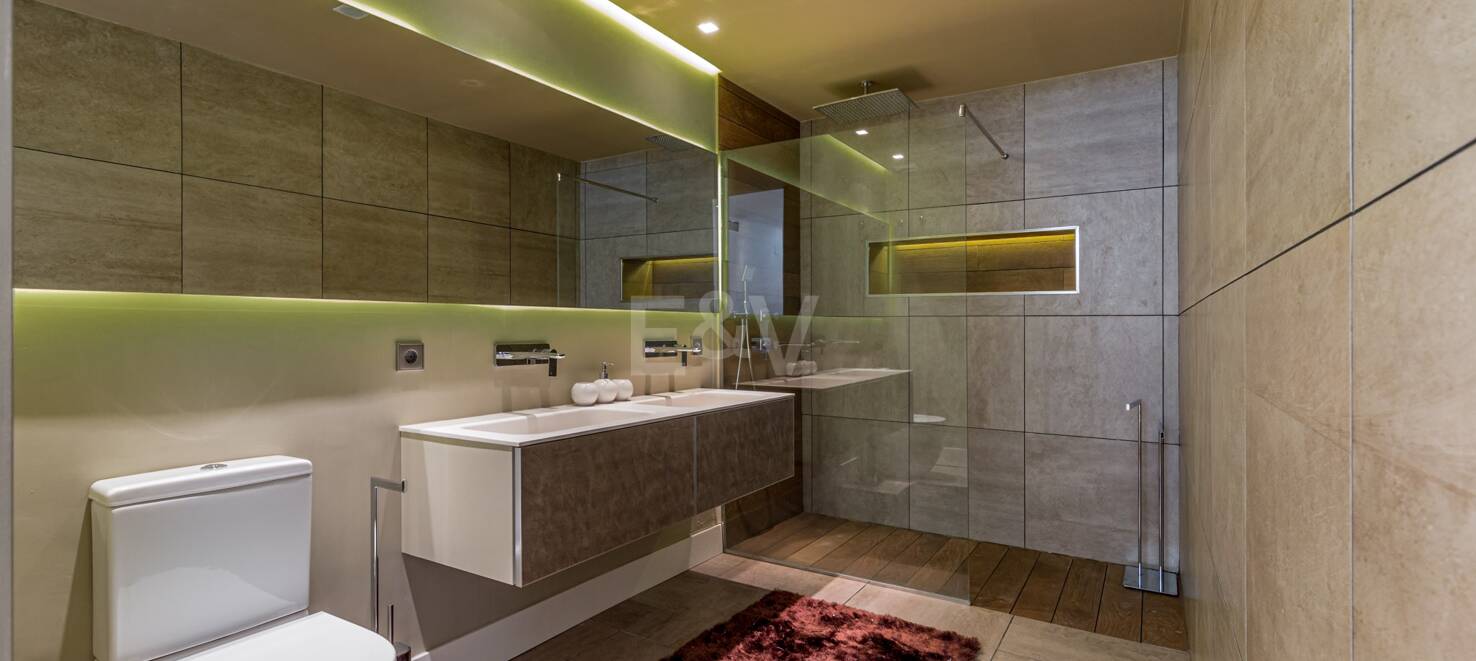 Luxuriöses Duplex in bester Lage von Puerto Banus mit direktem Zugang zum Strand