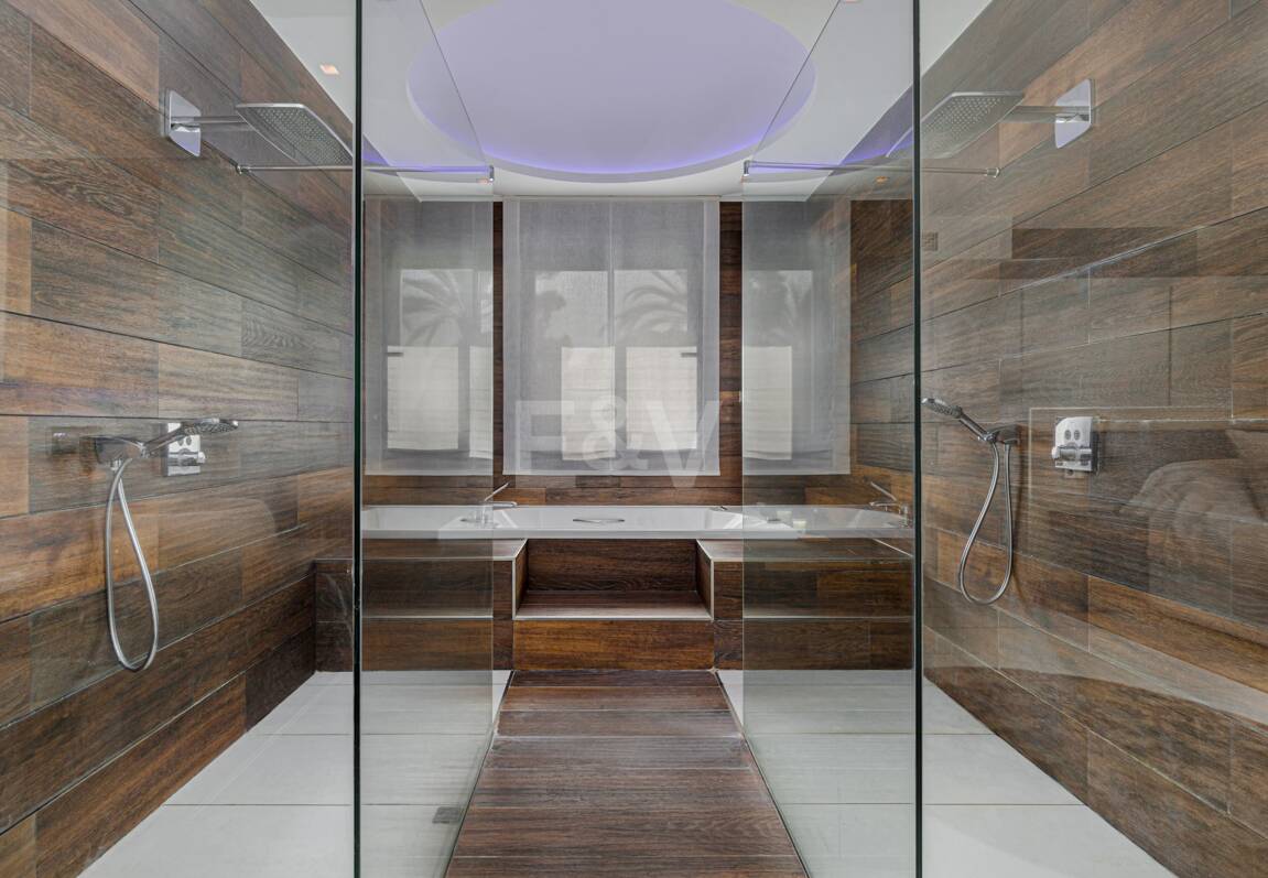 Lyxduplex i ett utmärkt läge i Puerto Banus med direkt tillgång till stranden