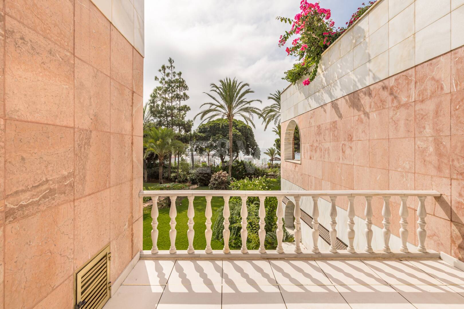 Duplex de luxe dans un emplacement privilégié de Puerto Banus avec accès direct à la plage