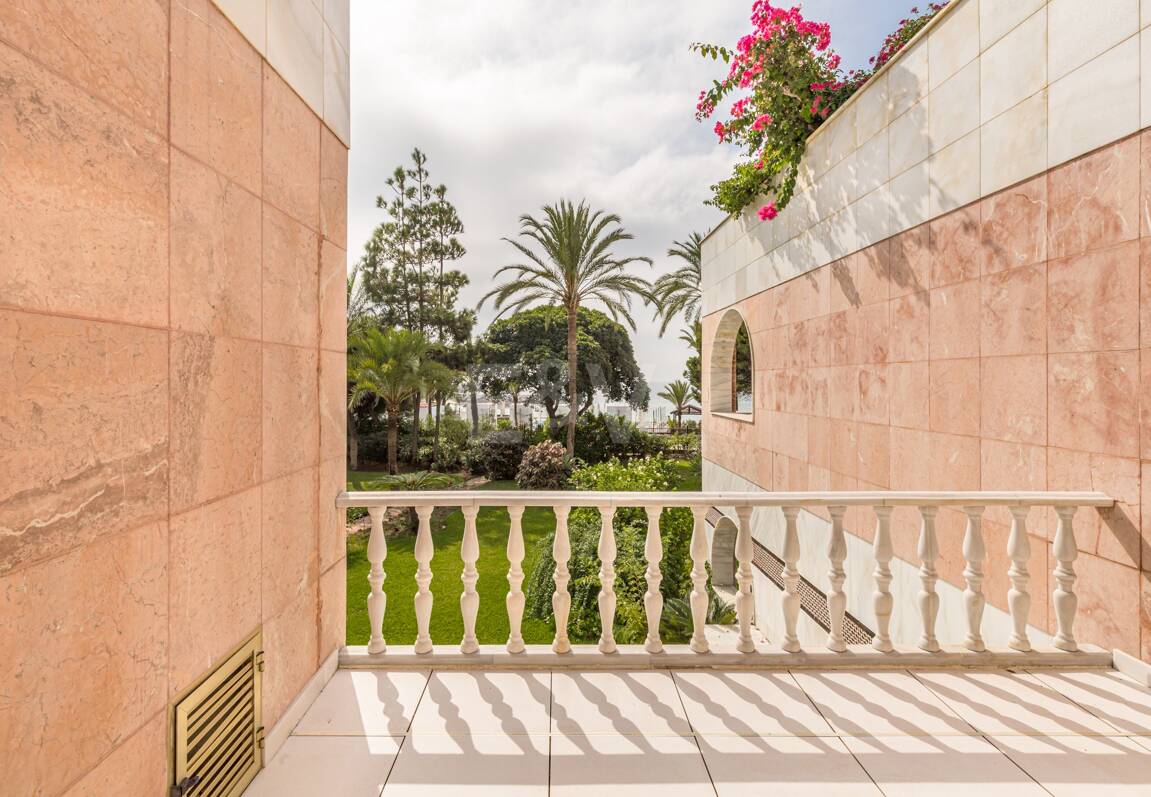 Lyxduplex i ett utmärkt läge i Puerto Banus med direkt tillgång till stranden