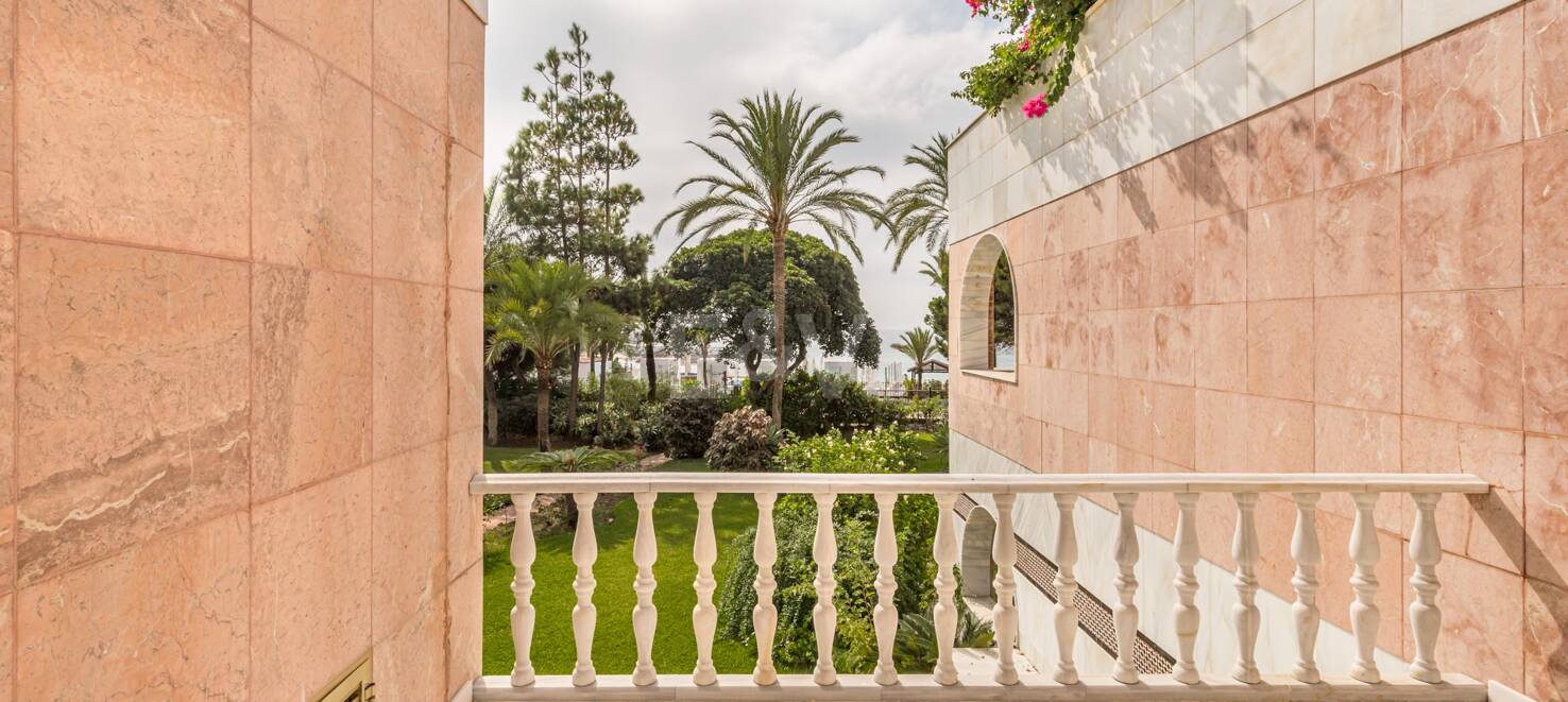 Luxuriöses Duplex in bester Lage von Puerto Banus mit direktem Zugang zum Strand