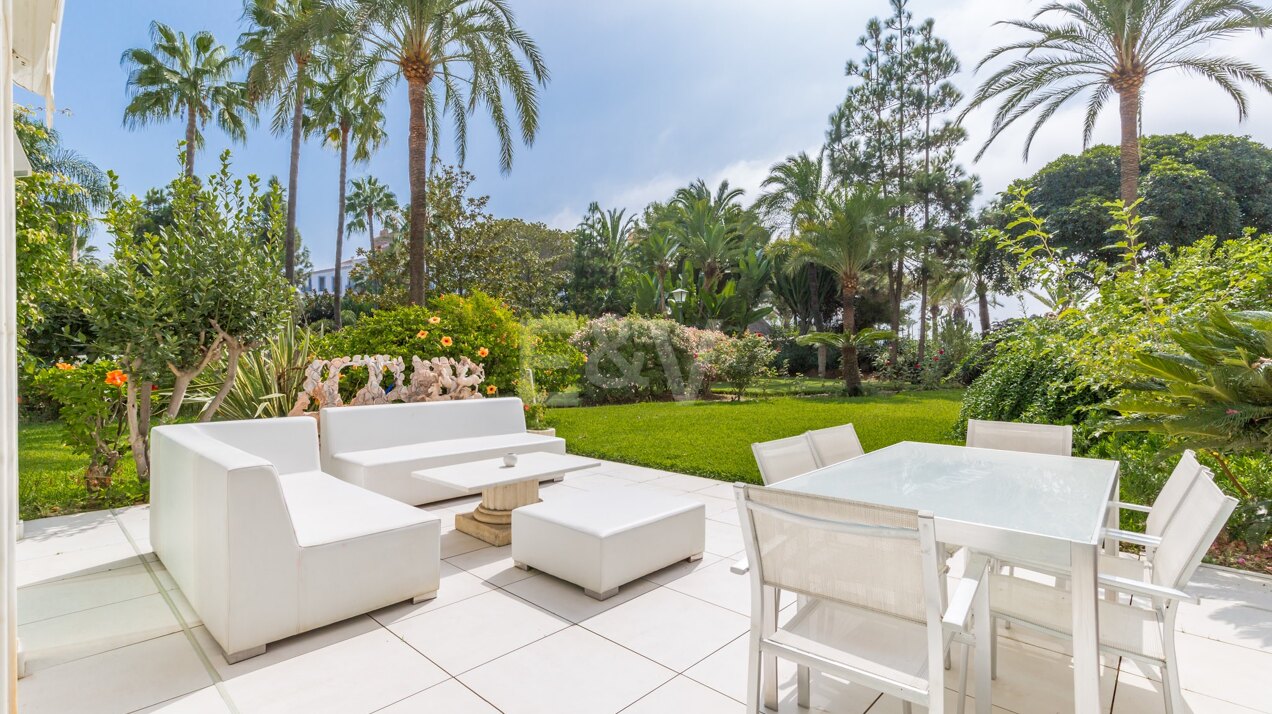 Luxuriöses Duplex in bester Lage von Puerto Banus mit direktem Zugang zum Strand