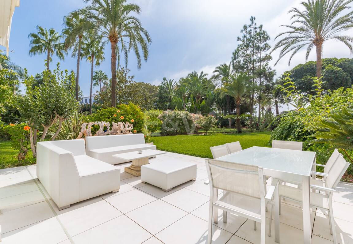 Lyxduplex i ett utmärkt läge i Puerto Banus med direkt tillgång till stranden