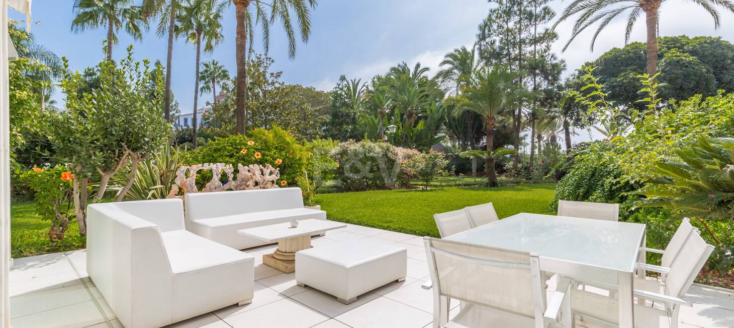 Luxuriöses Duplex in bester Lage von Puerto Banus mit direktem Zugang zum Strand