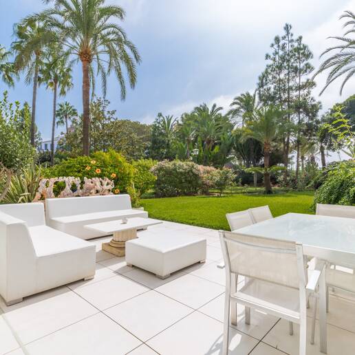 Luxuriöses Duplex in bester Lage von Puerto Banus mit direktem Zugang zum Strand