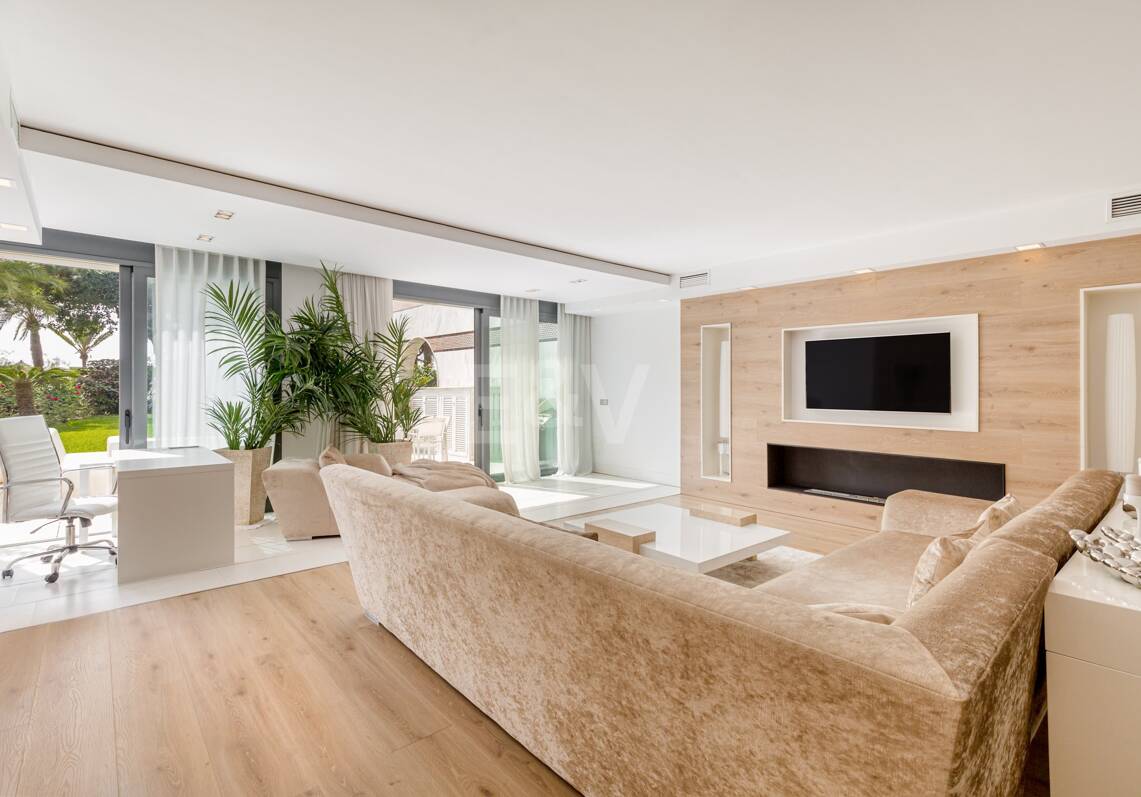 Luxury duplex in a prime location of Puerto Banus with direct access to the beach