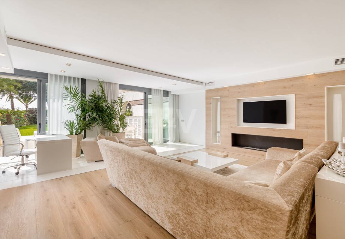 Lyxduplex i ett utmärkt läge i Puerto Banus med direkt tillgång till stranden