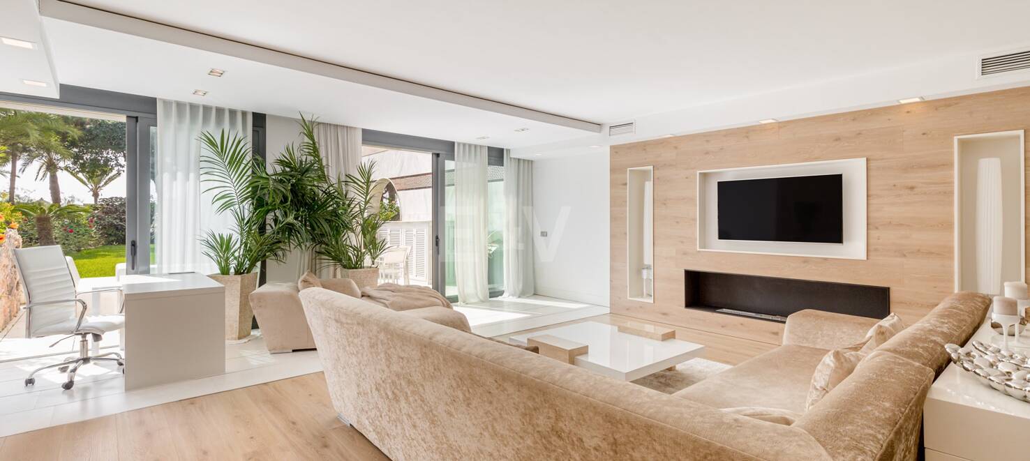 Luxuriöses Duplex in bester Lage von Puerto Banus mit direktem Zugang zum Strand