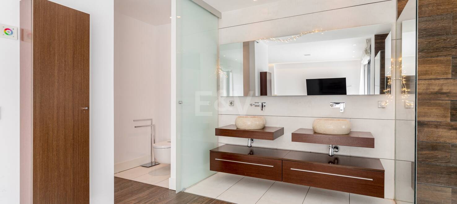 Luxuriöses Duplex in bester Lage von Puerto Banus mit direktem Zugang zum Strand