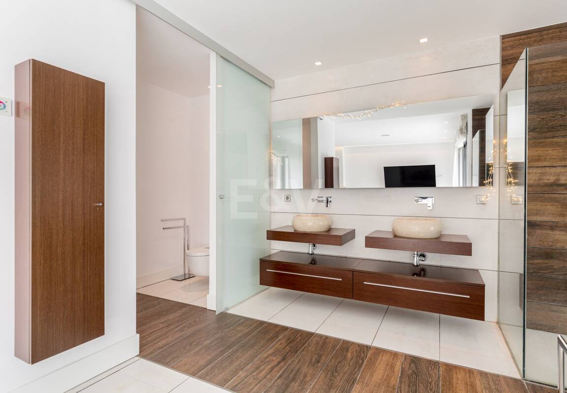 Lyxduplex i ett utmärkt läge i Puerto Banus med direkt tillgång till stranden