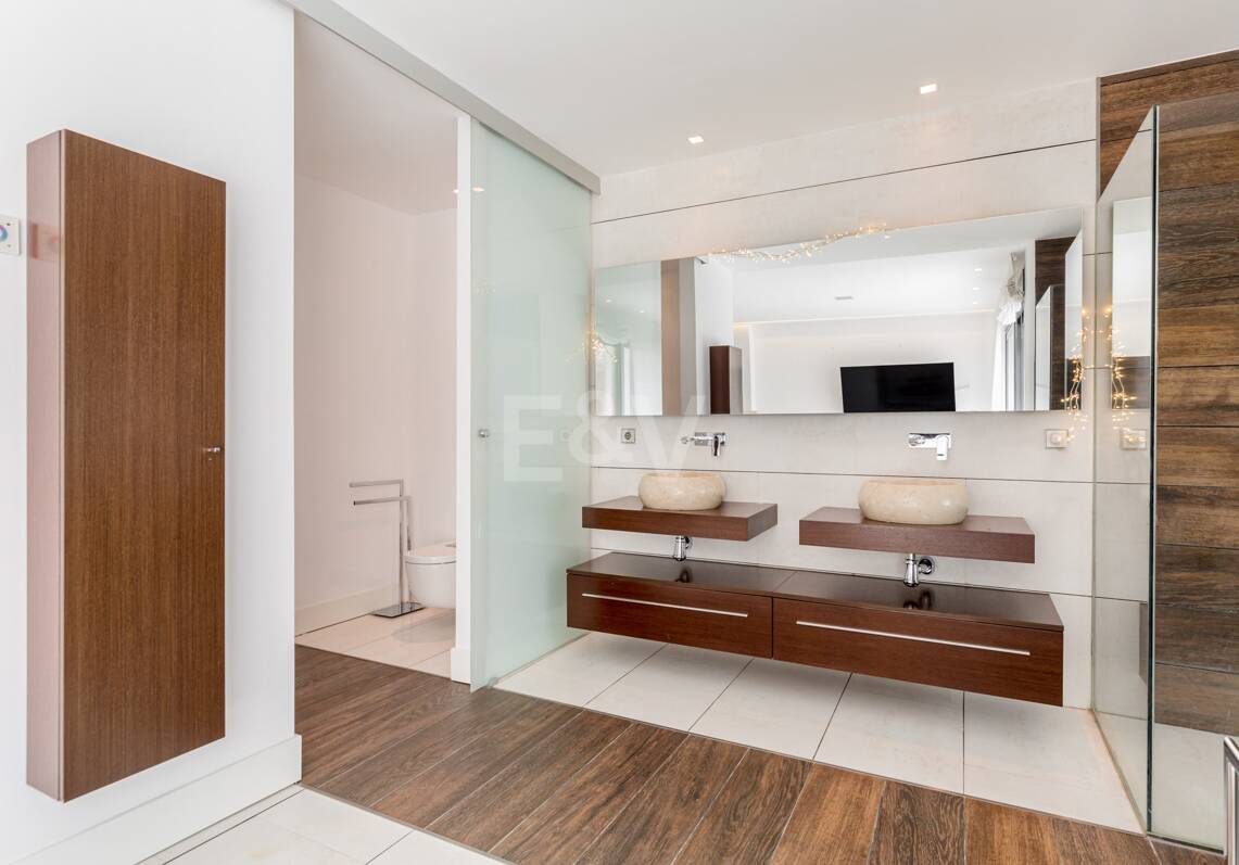 Luxury duplex in a prime location of Puerto Banus with direct access to the beach