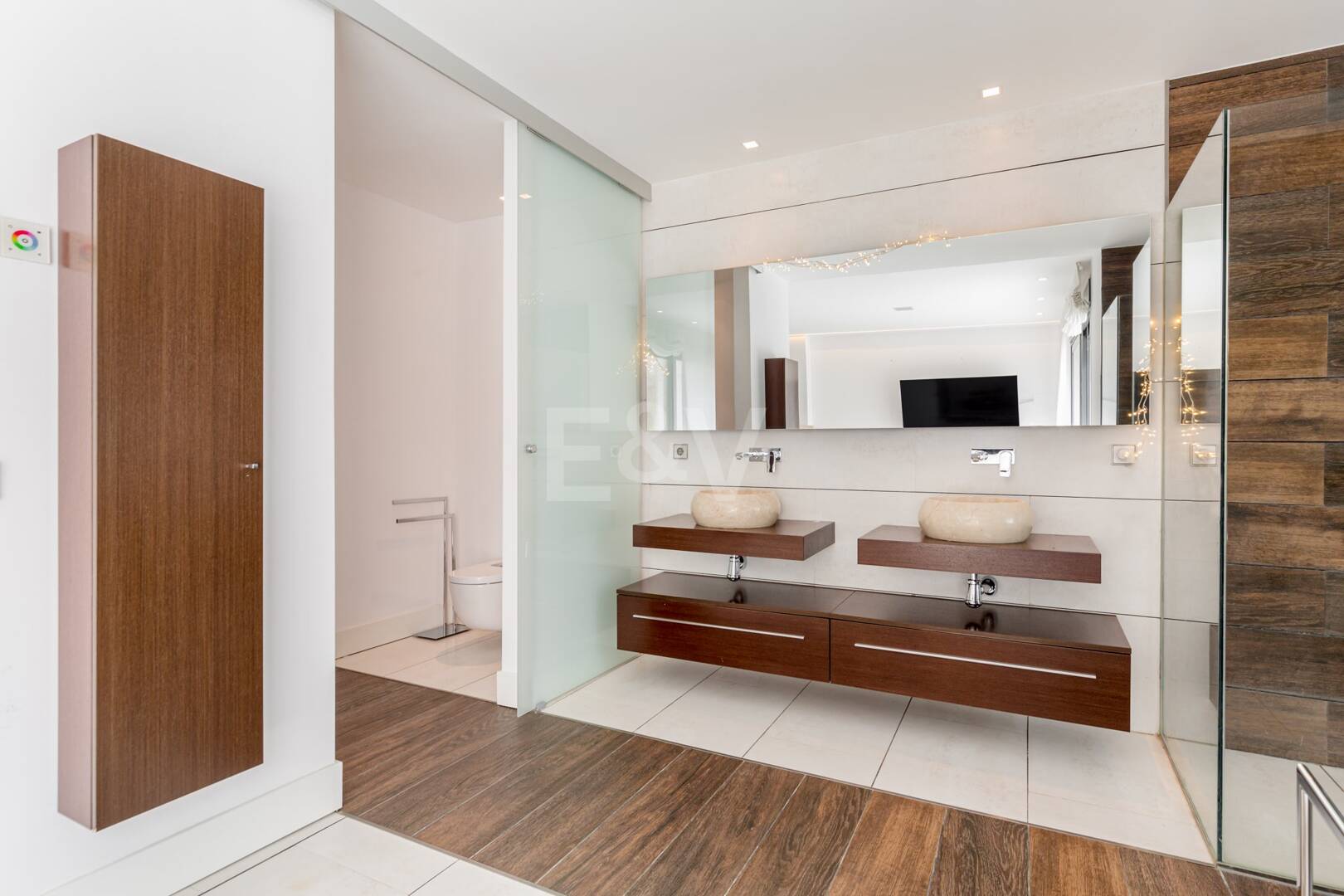 Lyxduplex i ett utmärkt läge i Puerto Banus med direkt tillgång till stranden