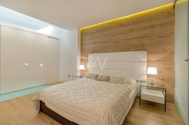 Lyxduplex i ett utmärkt läge i Puerto Banus med direkt tillgång till stranden