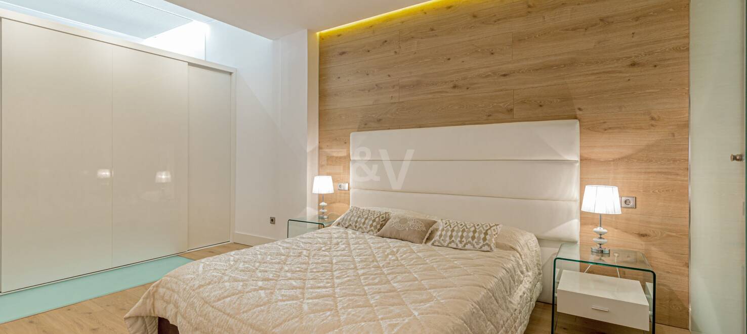 Luxuriöses Duplex in bester Lage von Puerto Banus mit direktem Zugang zum Strand