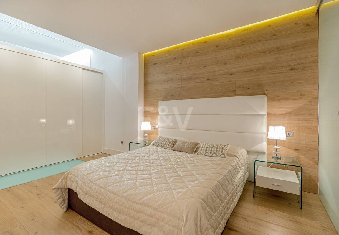 Lyxduplex i ett utmärkt läge i Puerto Banus med direkt tillgång till stranden