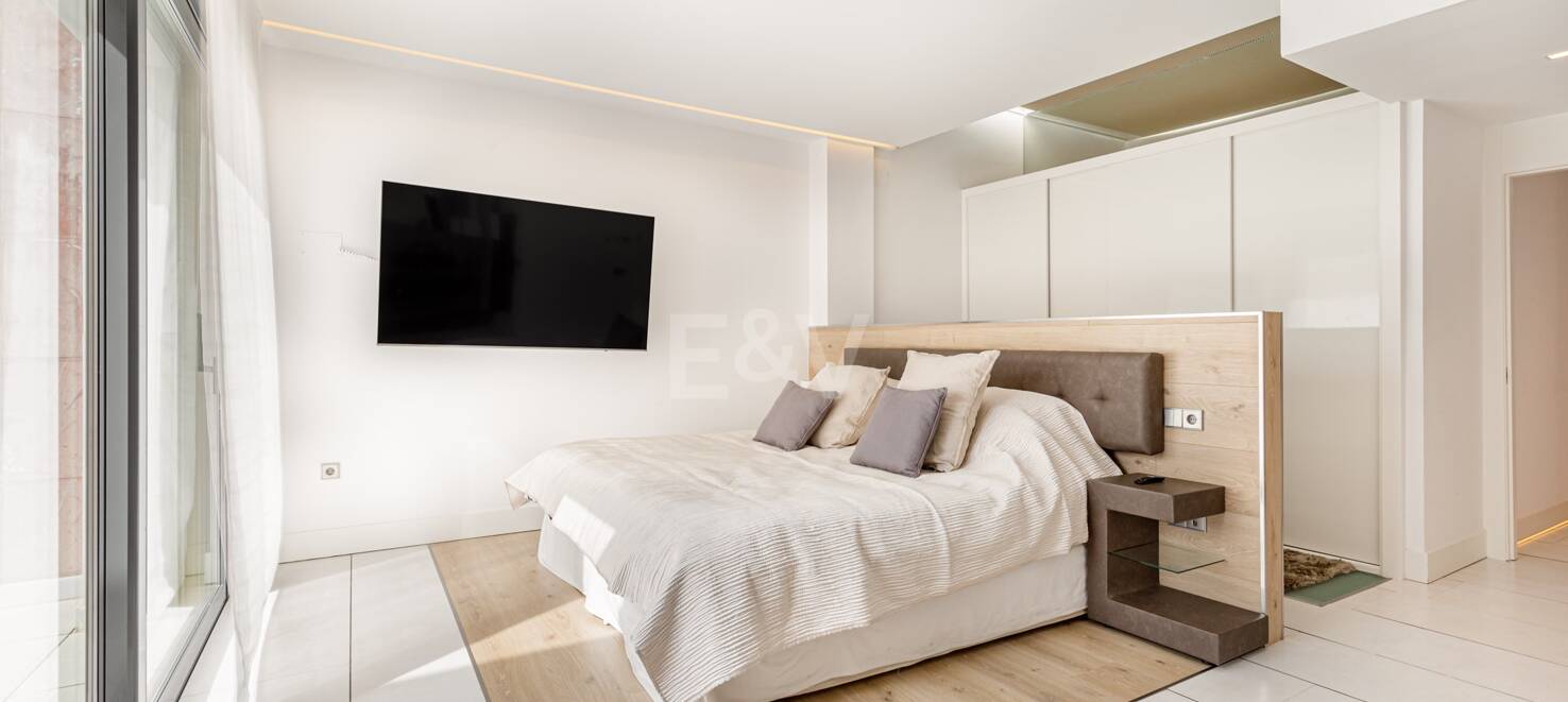 Luxuriöses Duplex in bester Lage von Puerto Banus mit direktem Zugang zum Strand