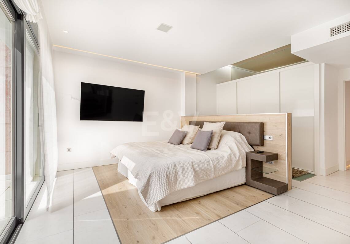 Luxury duplex in a prime location of Puerto Banus with direct access to the beach