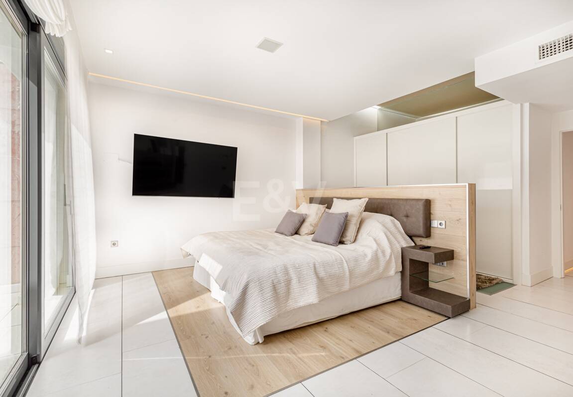 Lyxduplex i ett utmärkt läge i Puerto Banus med direkt tillgång till stranden