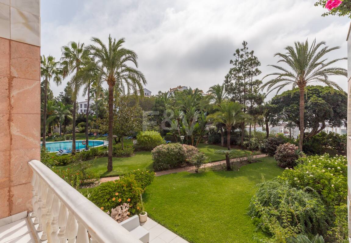 Lyxduplex i ett utmärkt läge i Puerto Banus med direkt tillgång till stranden
