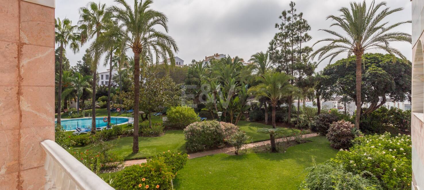 Luxuriöses Duplex in bester Lage von Puerto Banus mit direktem Zugang zum Strand