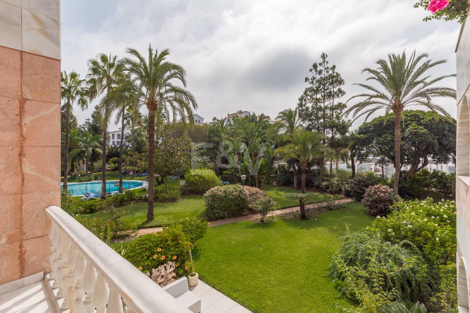 Duplex de luxe dans un emplacement privilégié de Puerto Banus avec accès direct à la plage