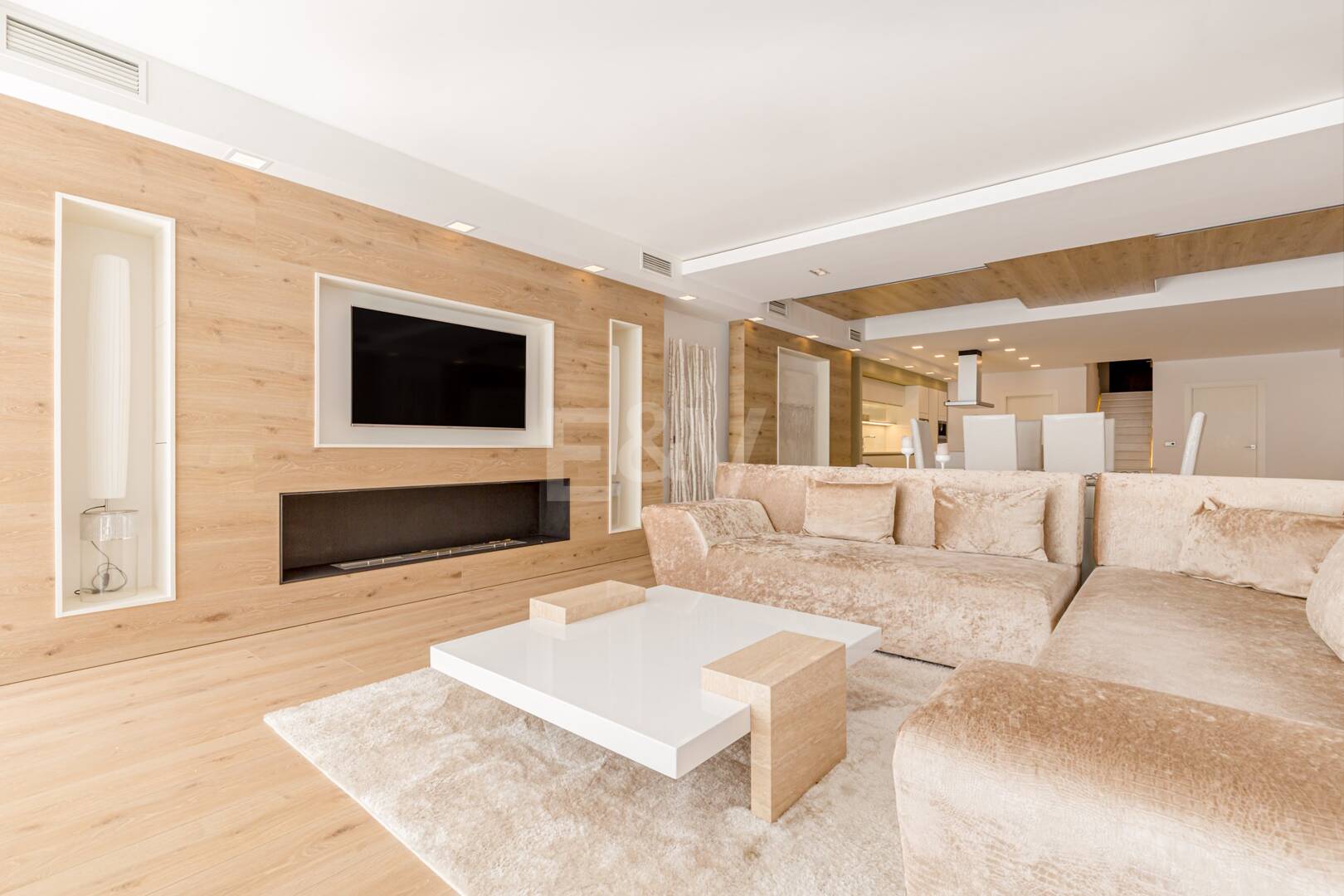 Duplex de luxe dans un emplacement privilégié de Puerto Banus avec accès direct à la plage