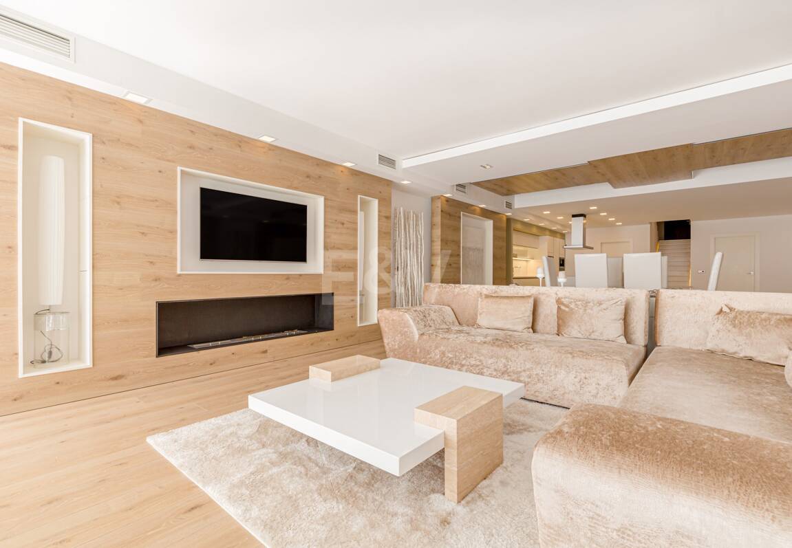 Lyxduplex i ett utmärkt läge i Puerto Banus med direkt tillgång till stranden